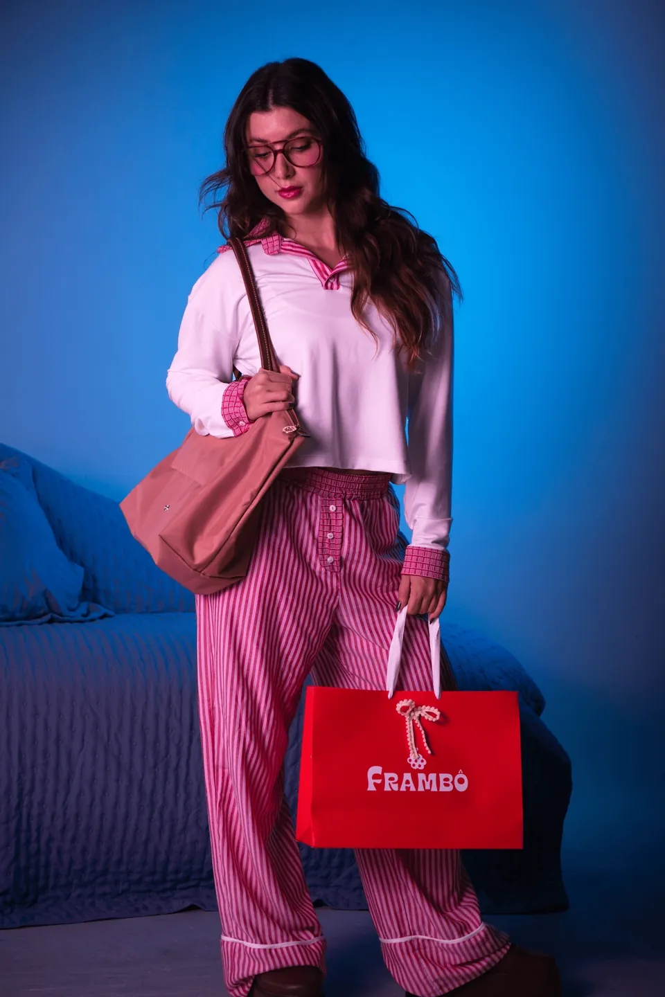 Animated image of the model during the Frambô shoot.