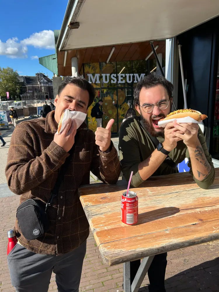 Evaldo and a friend having hot dogs in Amsterdam.