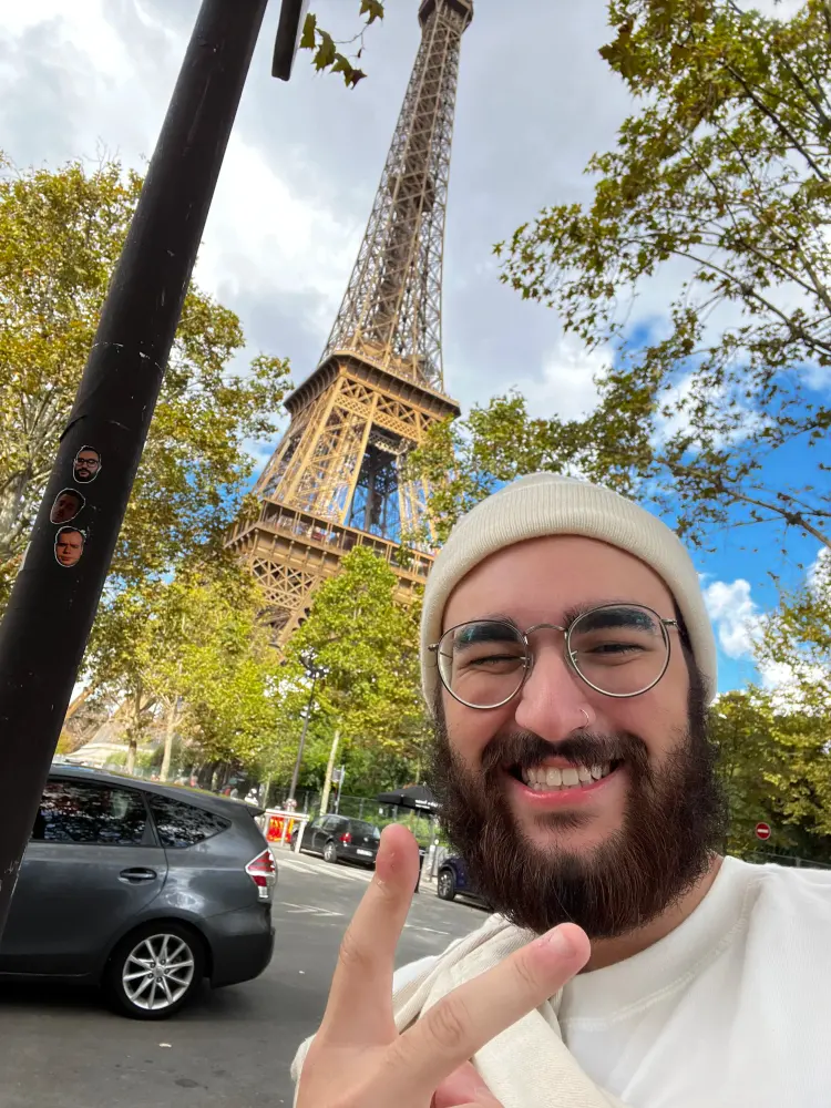 Portrait of Evaldo with the Eiffel Tower in the background, during the day.